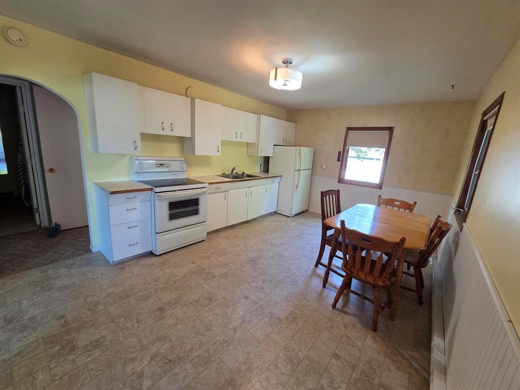 28 Crystal Avenue W Property Photo 7