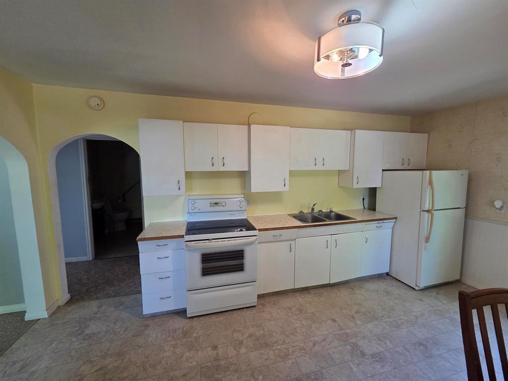 28 Crystal Avenue W Property Photo 8