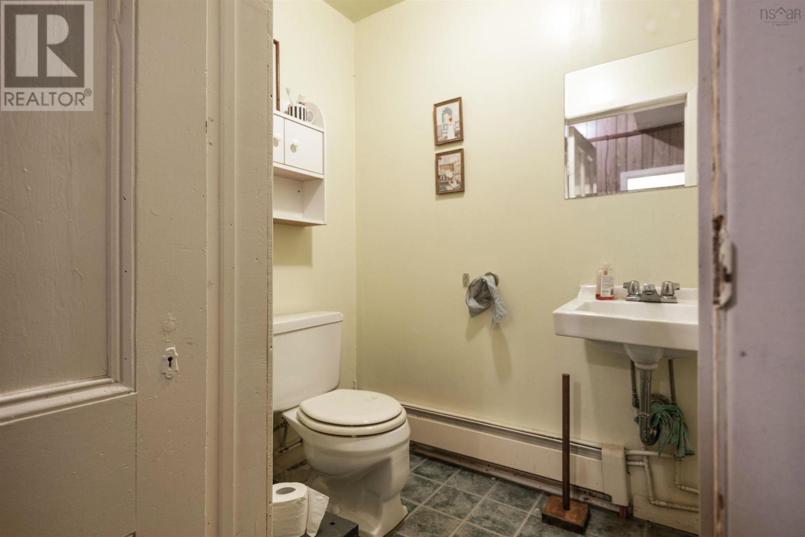 171 Queen Street Property Photo 32