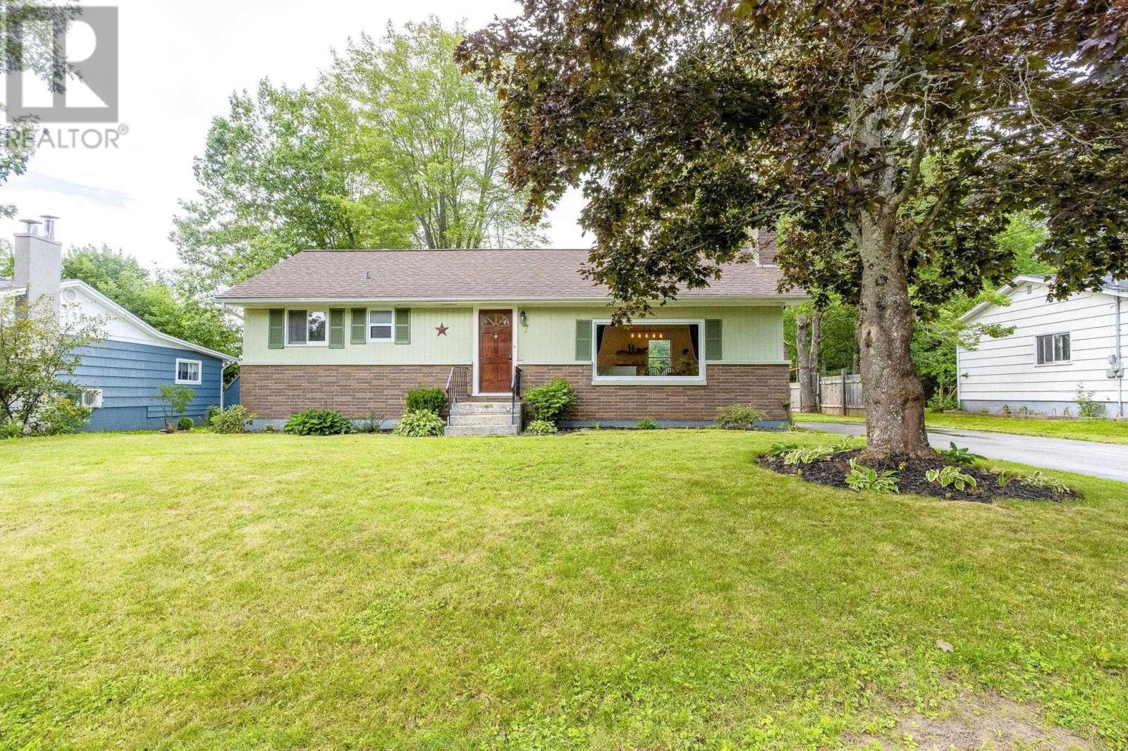 7 Oakland Drive Property Photo 1