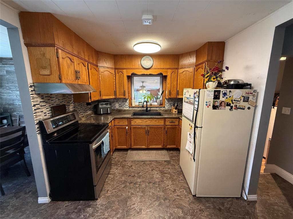 1025 Burrows Road N Property Photo 6