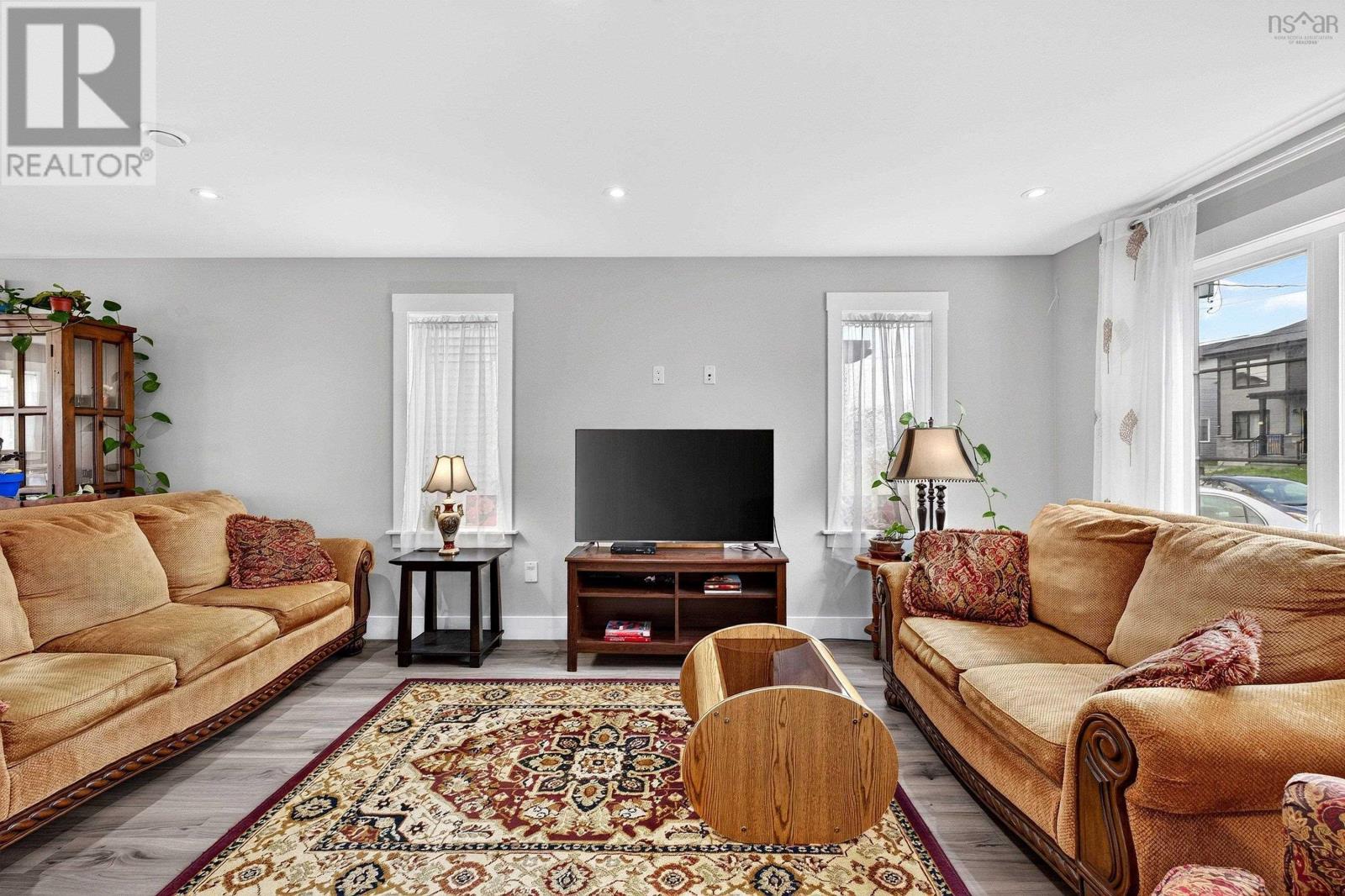 185 Titanium Crescent Property Photo 3