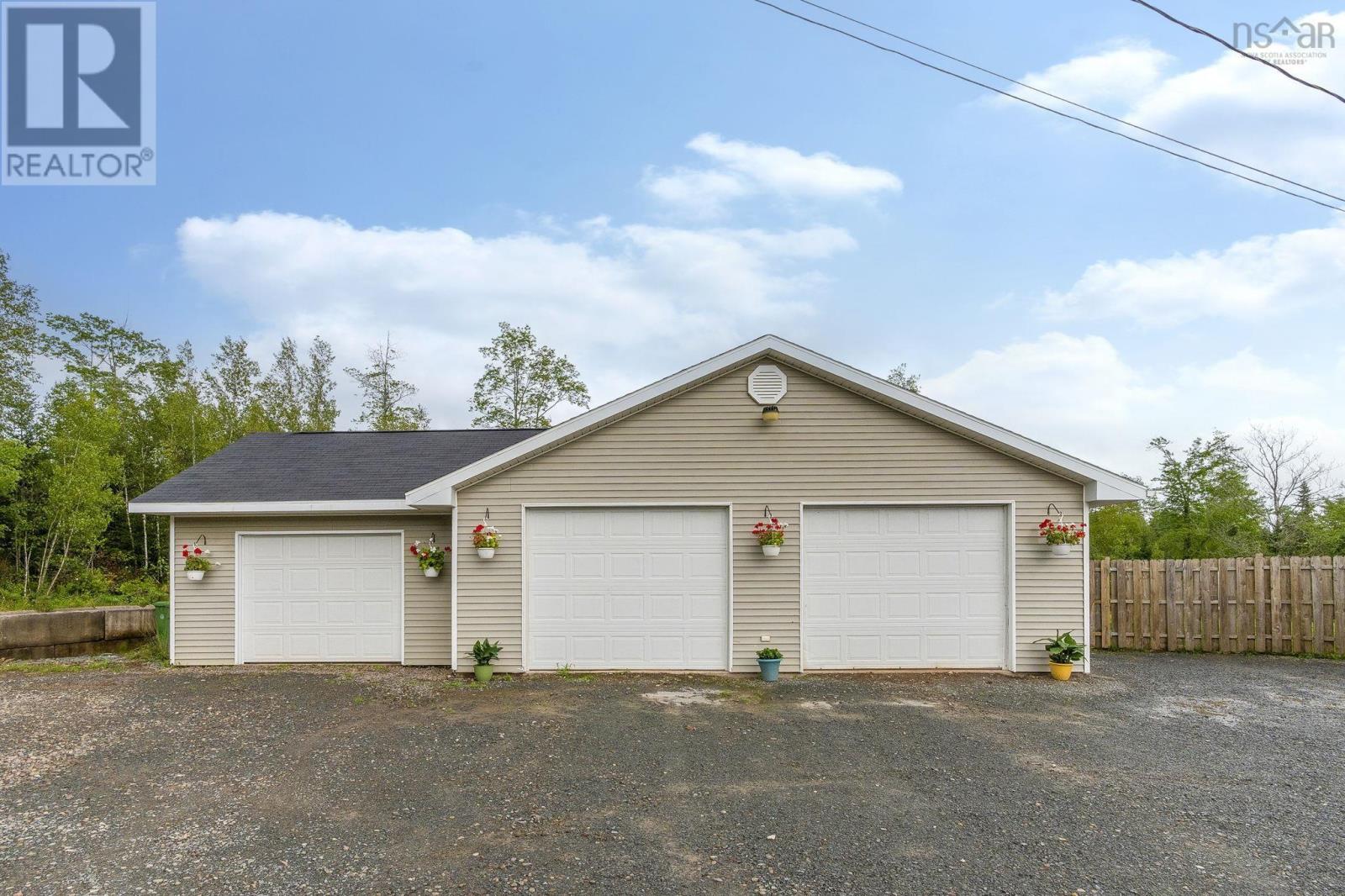 18951 Highway 2 Property Photo 2