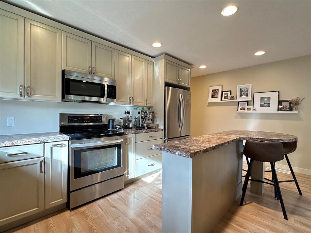 2535 Rosser Avenue Property Photo 9
