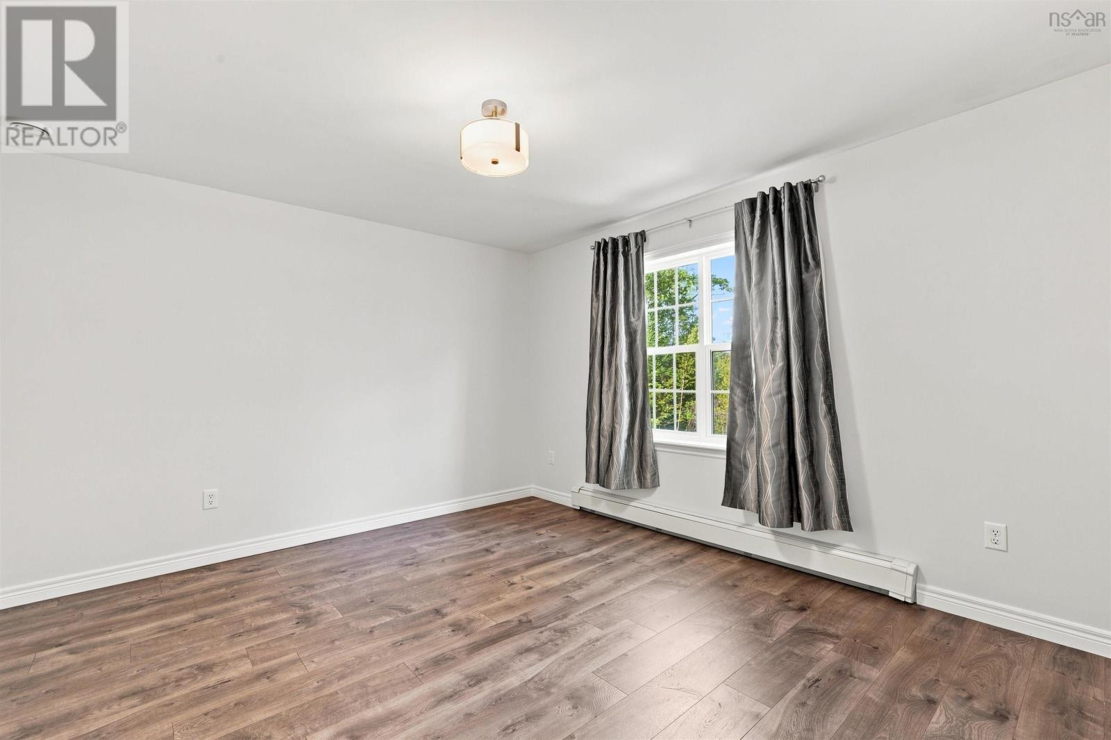77 Holyrood Close Property Photo 24