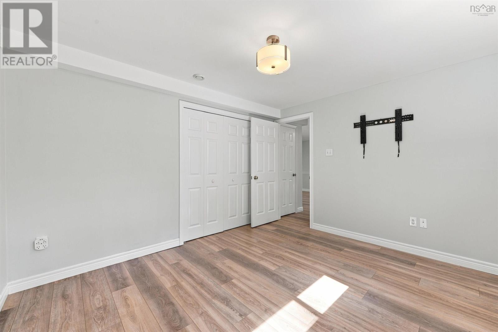 77 Holyrood Close Property Photo 36