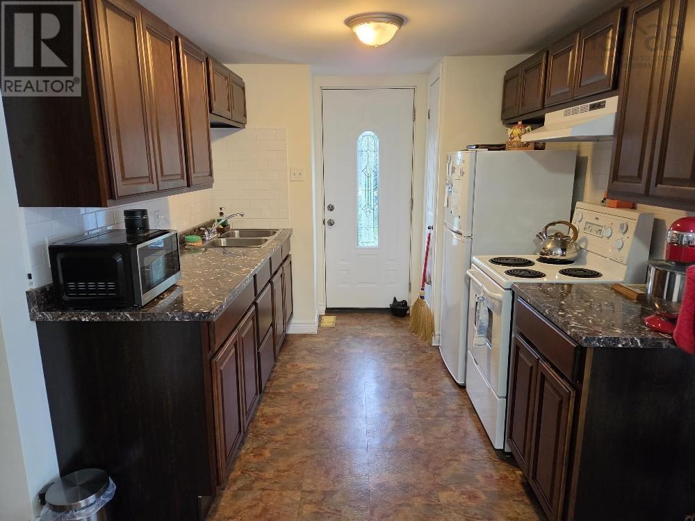 7 Douglas St Property Photo 3
