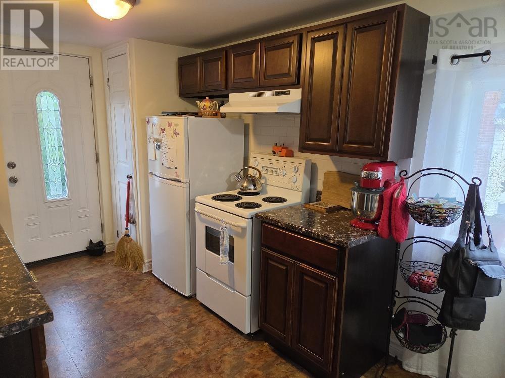 7 Douglas St Property Photo 4