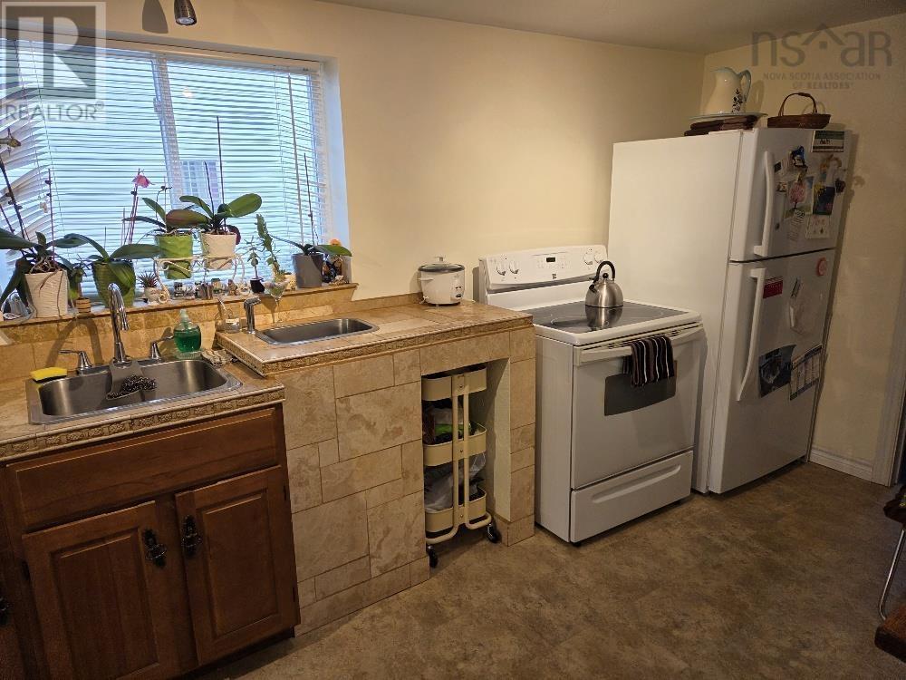 7 Douglas St Property Photo 5
