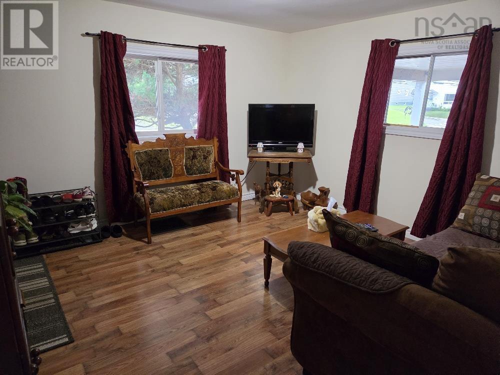 7 Douglas St Property Photo 9
