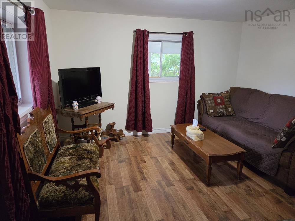 7 Douglas St Property Photo 10