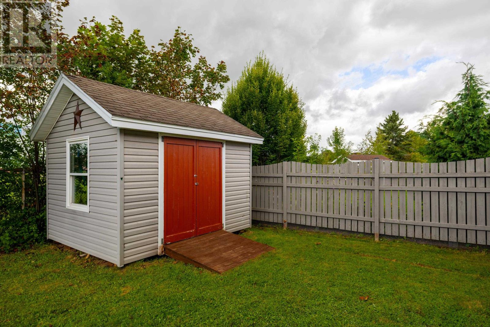 18 Newland Crescent Property Photo 41