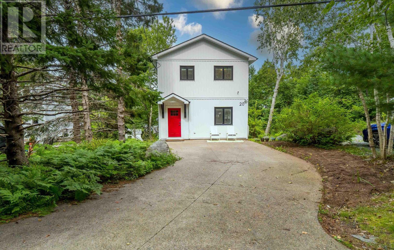 20 1/2 Melville Avenue
