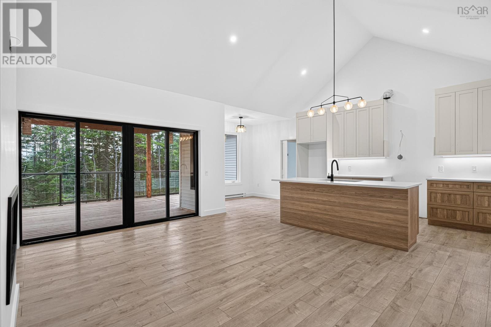 524/526 Perrin Drive Property Photo 8