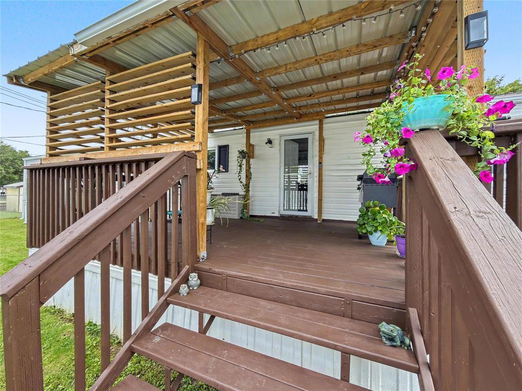 310 Taylor Bay Property Photo 3
