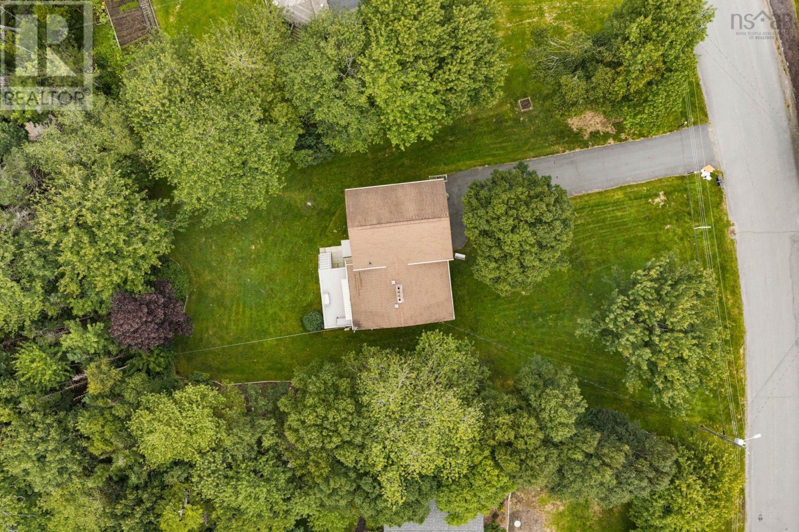 18 Lakewood Drive Property Photo 4