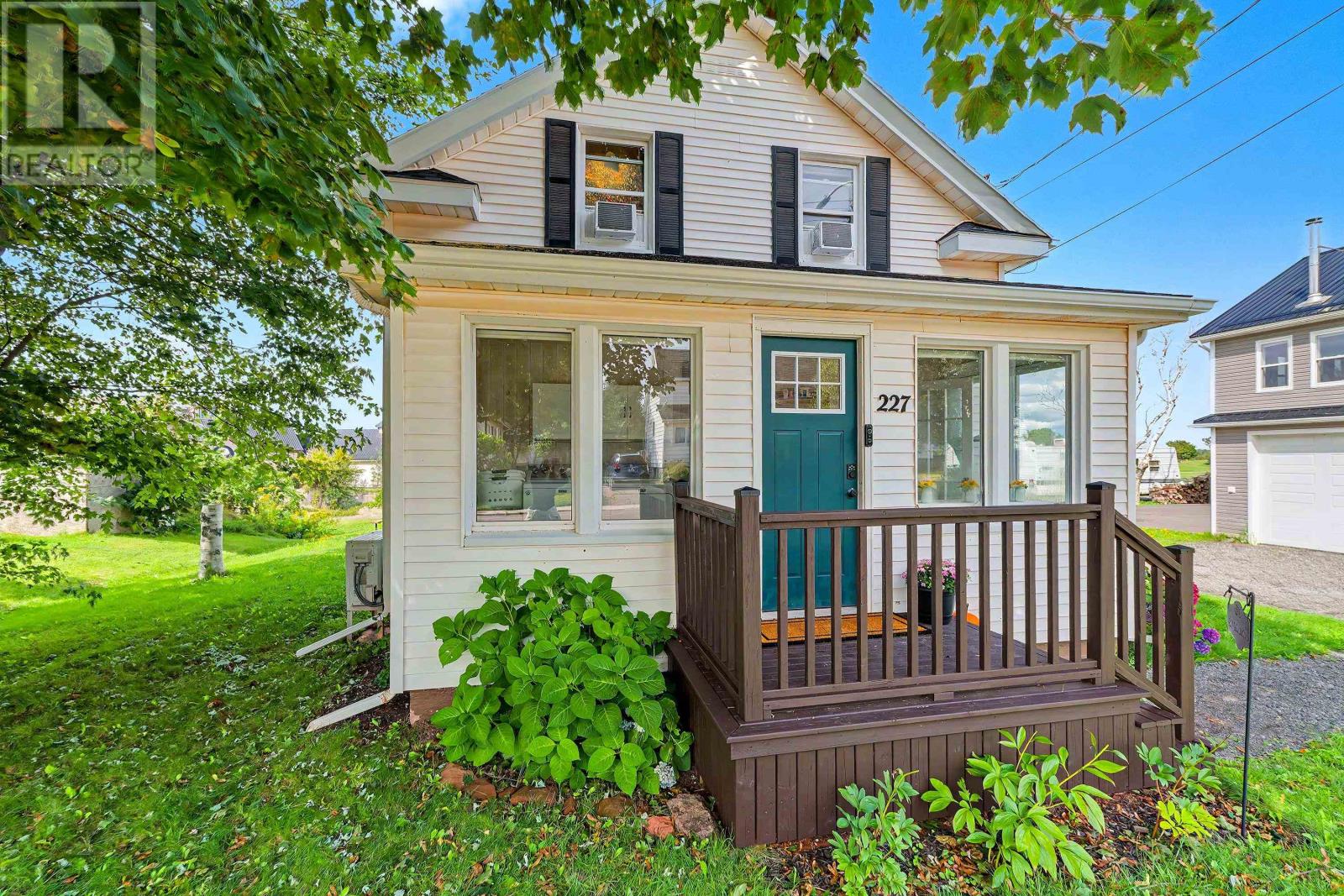 227 Borden Avenue Photo de la propriété 1