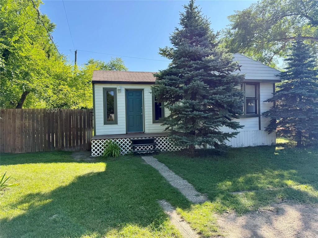 233 Meadows Crescent Property Photo 1