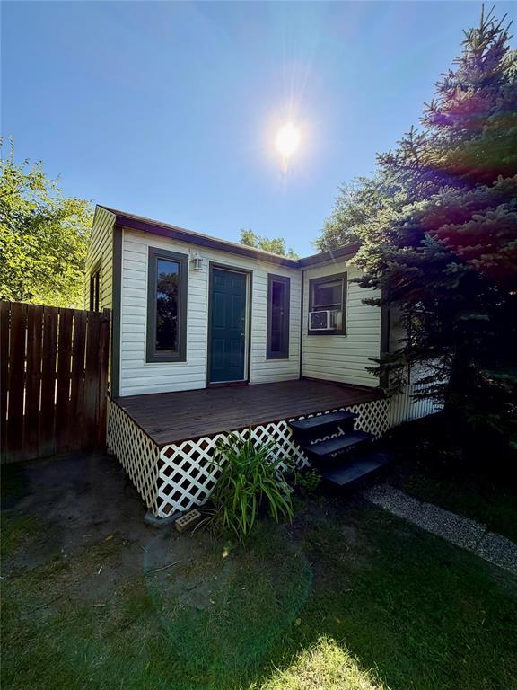 233 Meadows Crescent Property Photo 3