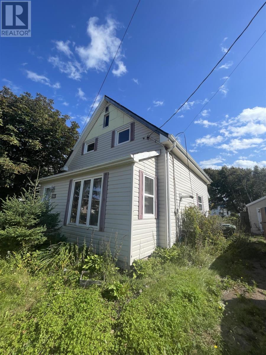 174 Borden Avenue Property Photo 2