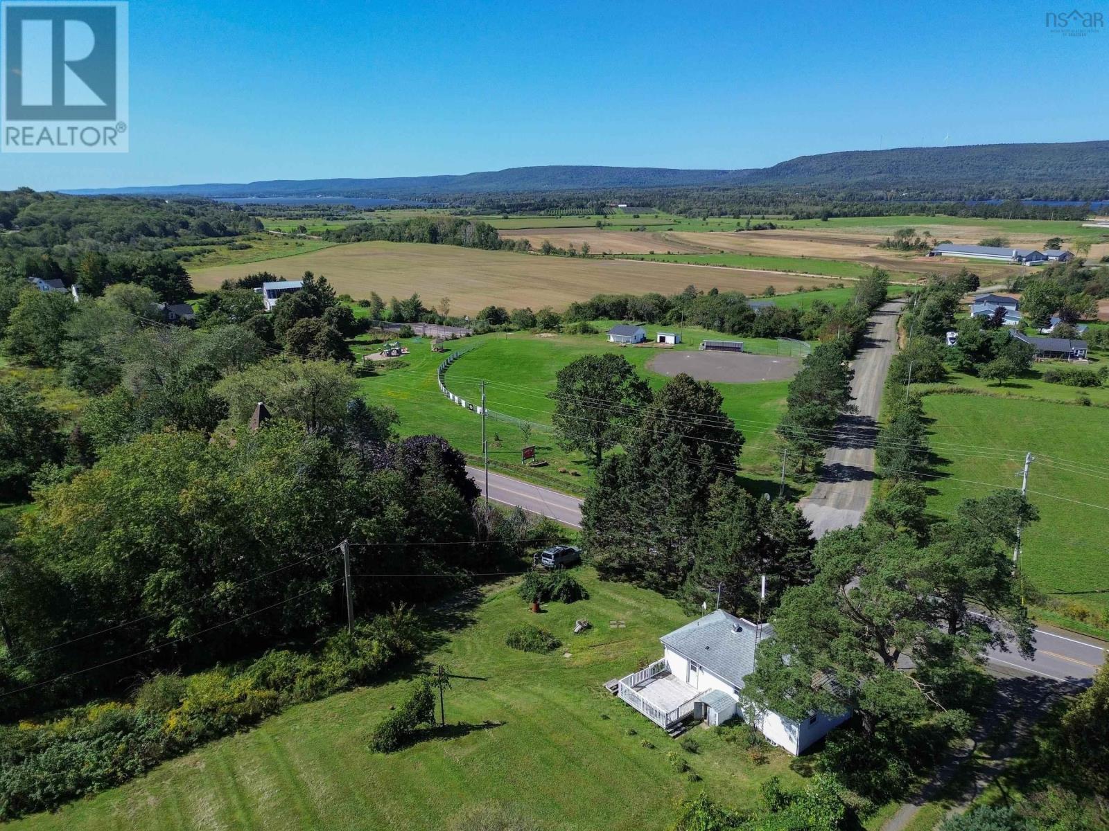 1372 Highway 201 Property Photo 2