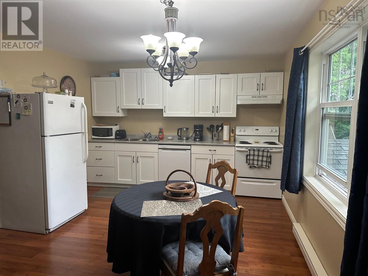 1518/1520 Bridge Street Street Property Photo 7