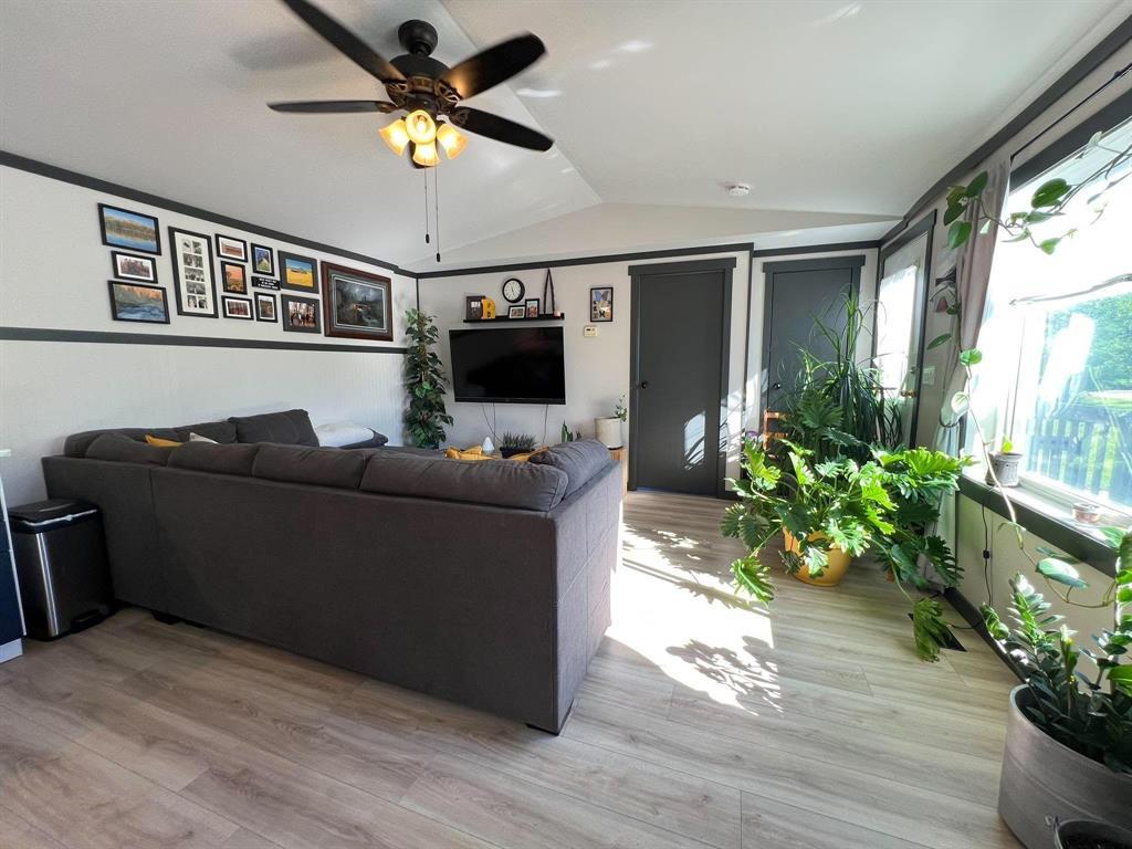 50 Cottonwood Crescent Property Photo 6