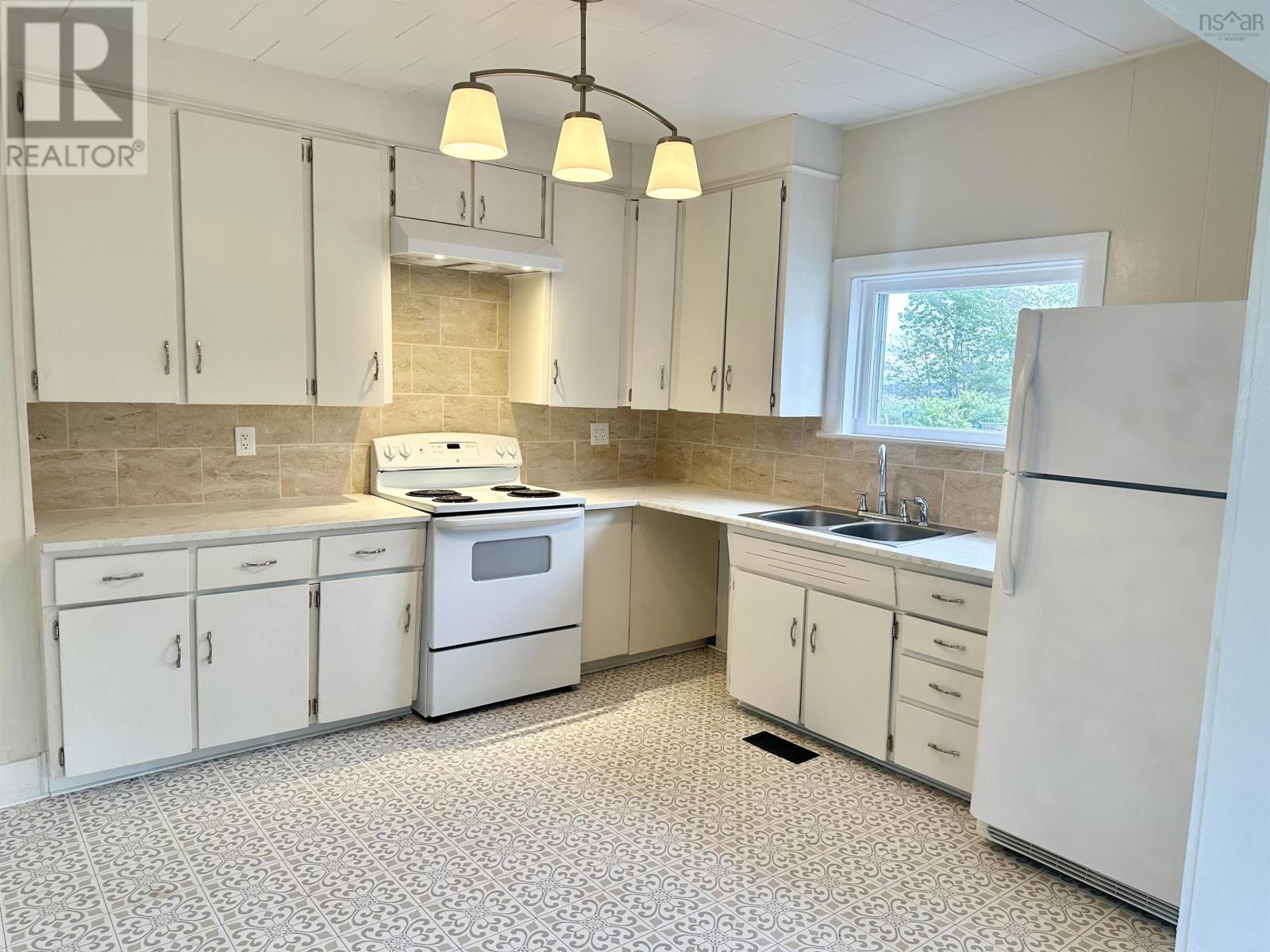 445 Murray Street Property Photo 8