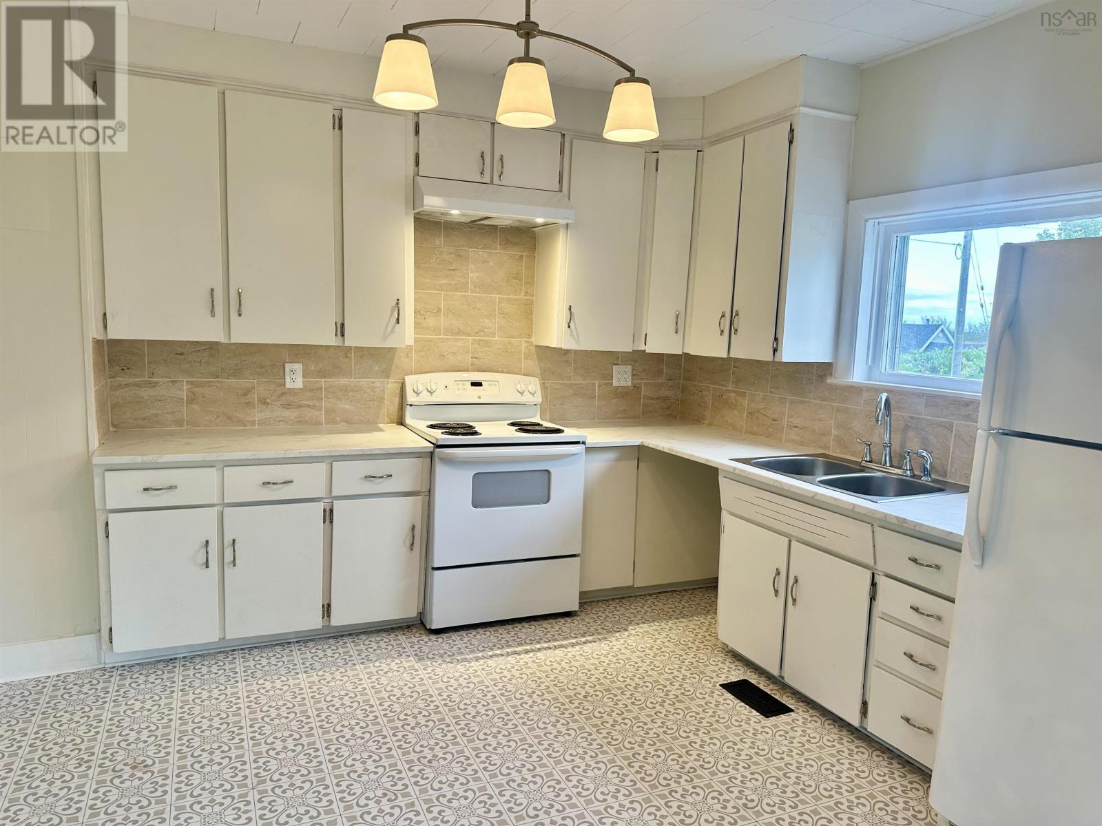 445 Murray Street Property Photo 9