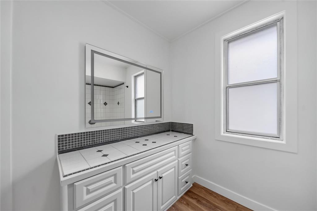 128 Luxton Avenue Property Photo 31