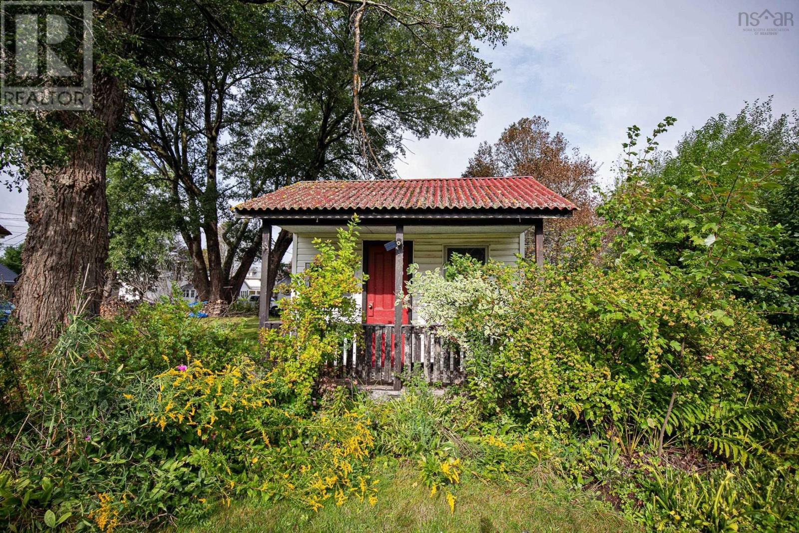 61 Victoria Street W Property Photo 6