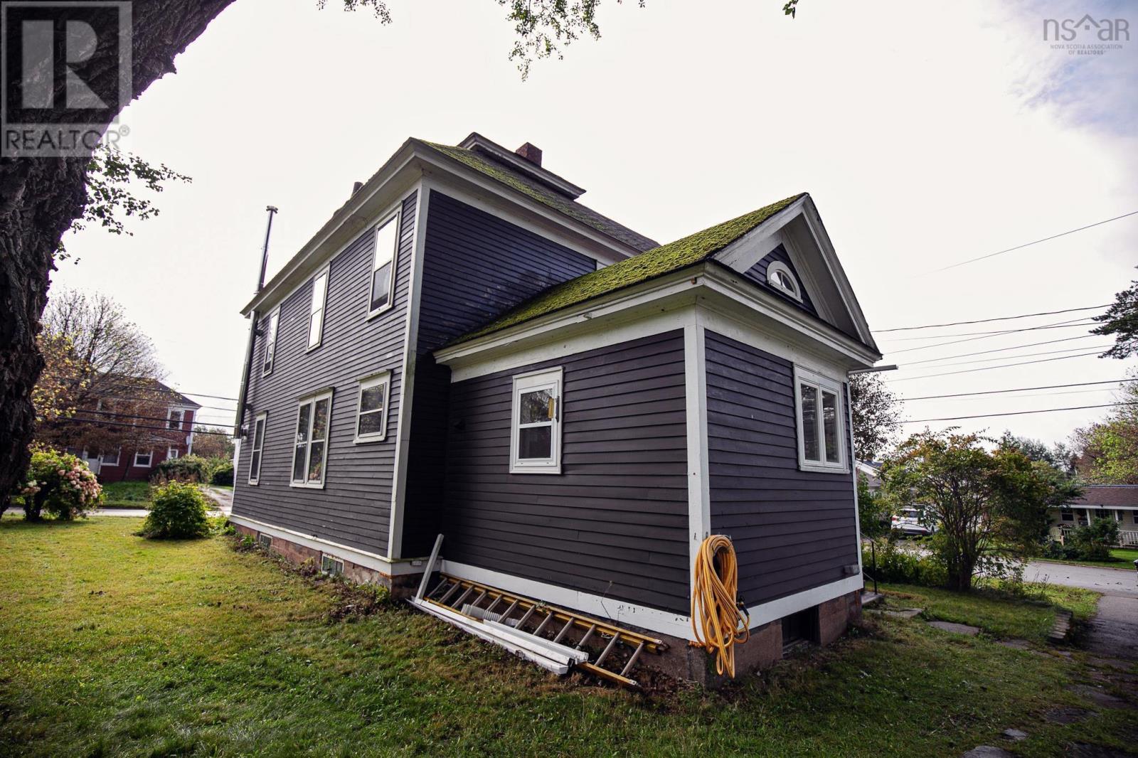 61 Victoria Street W Property Photo 9