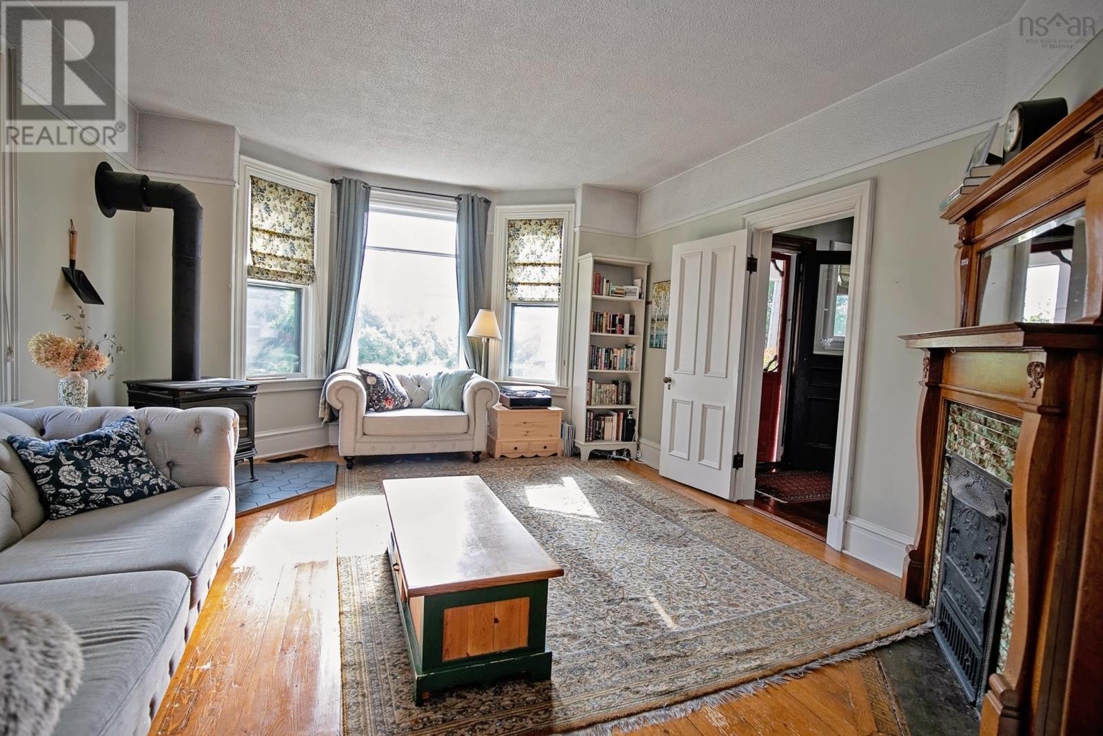61 Victoria Street W Property Photo 14