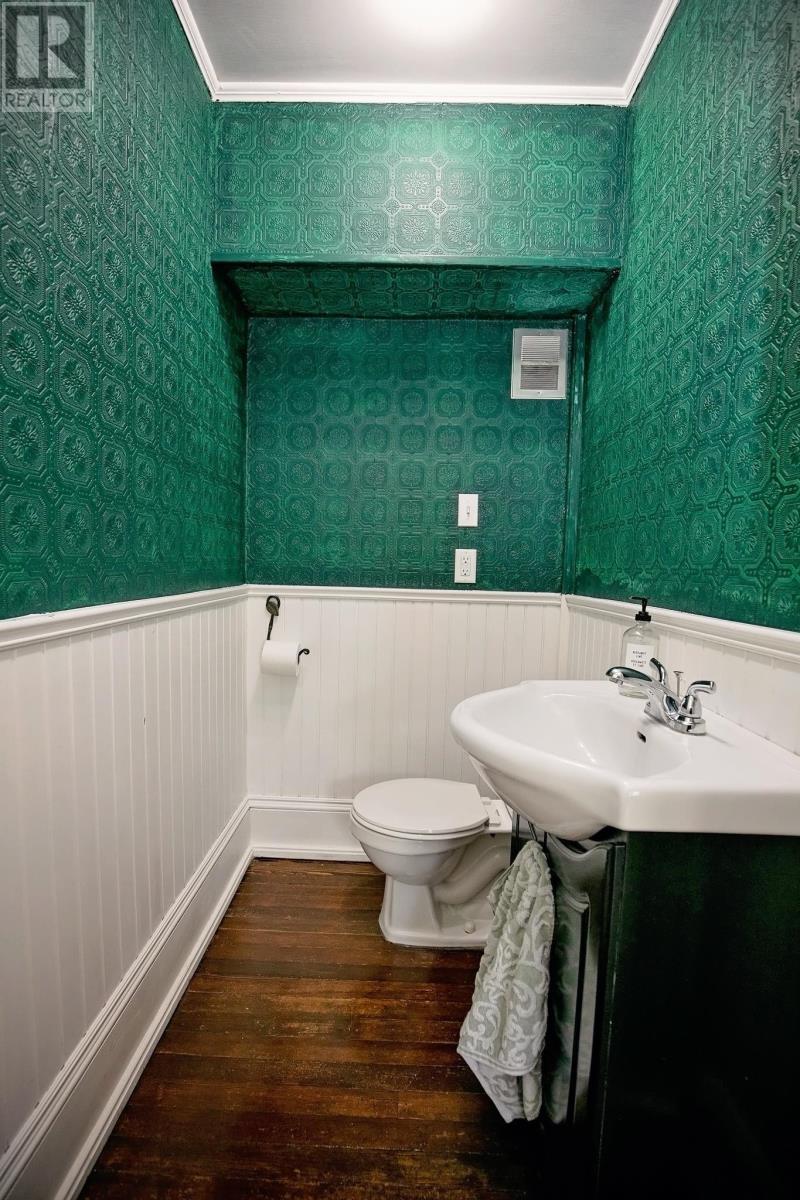 61 Victoria Street W Property Photo 22