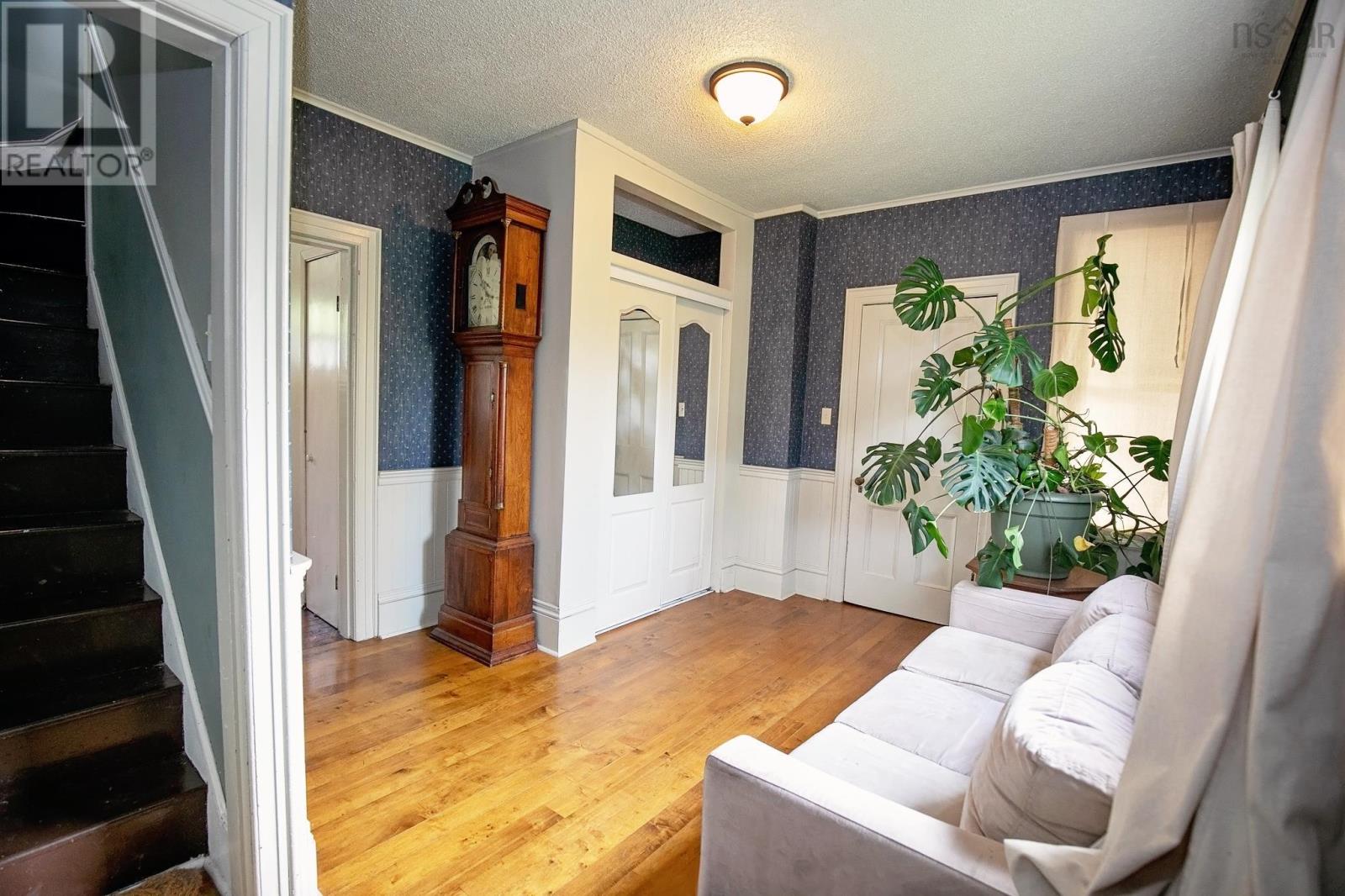 61 Victoria Street W Property Photo 24