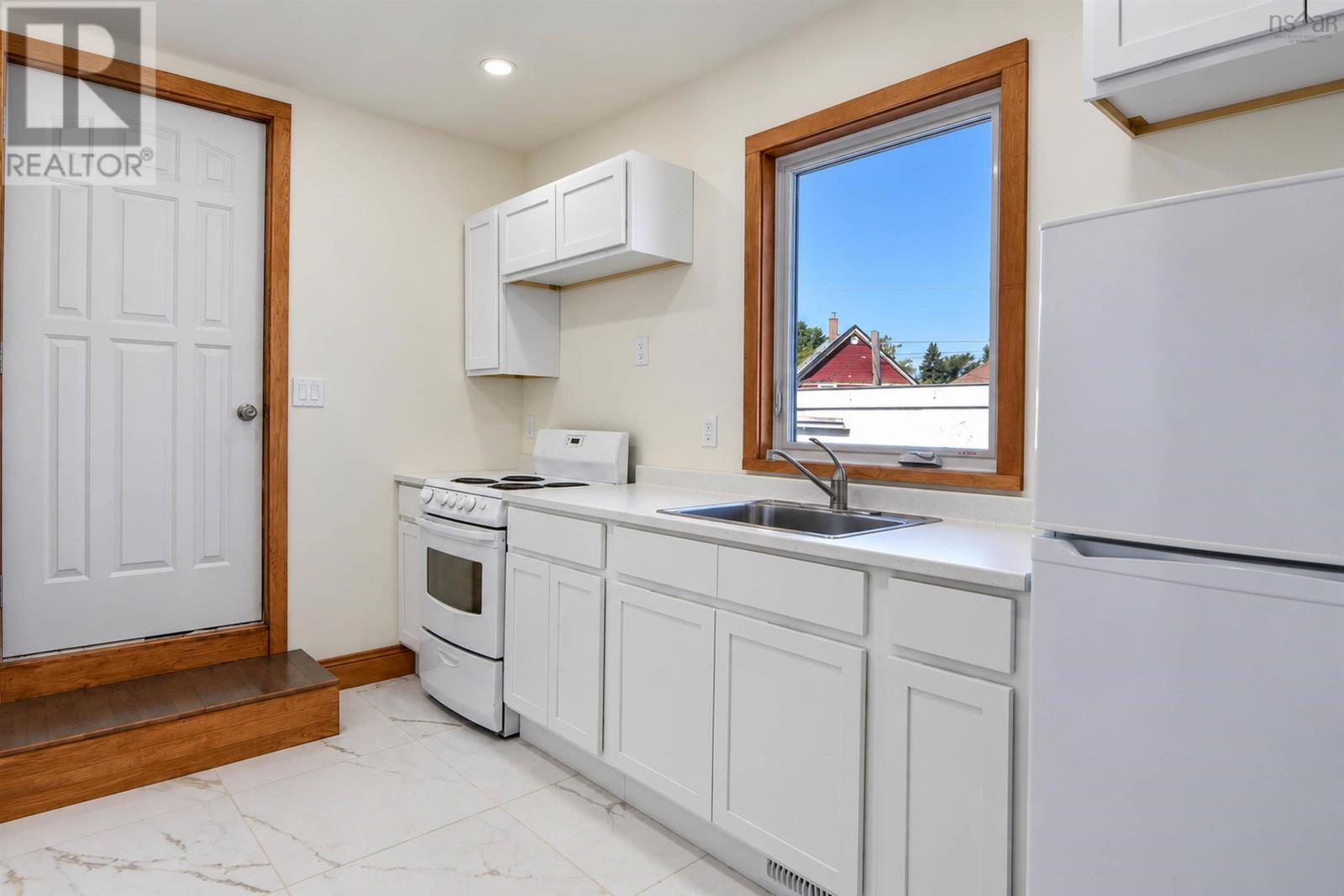 569 East River Road Property Photo 4