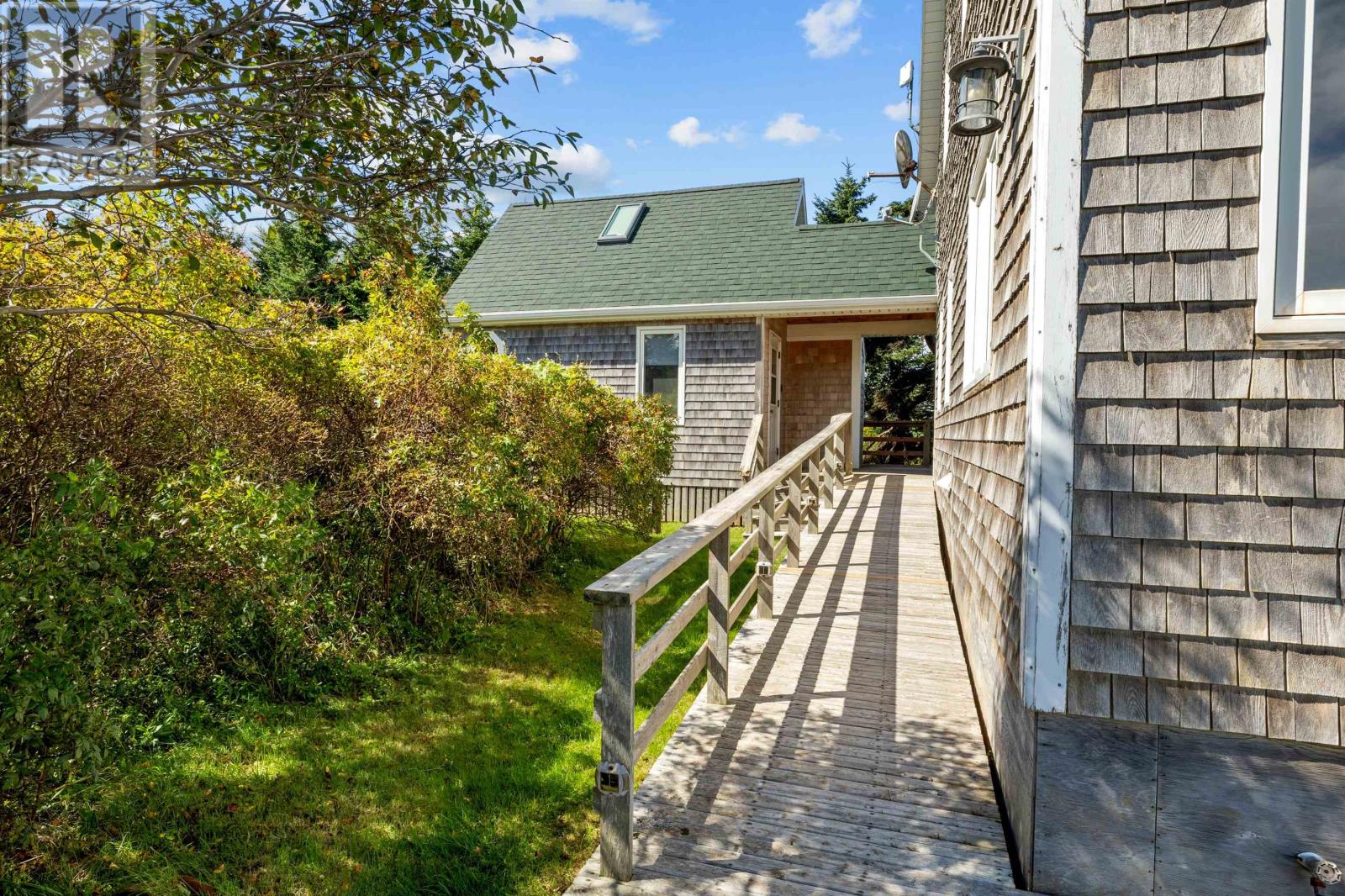 64 Lecky Crescent Property Photo 4