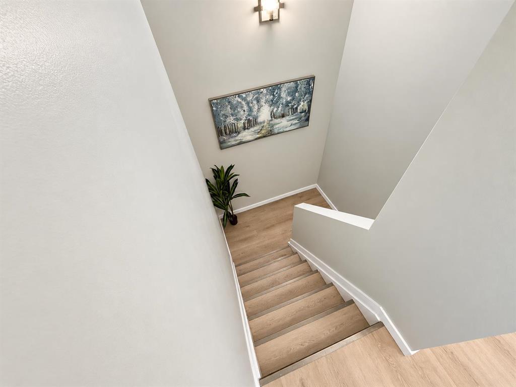 35 West Lake Crescent Property Photo 18