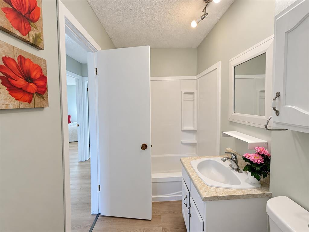 35 West Lake Crescent Property Photo 24