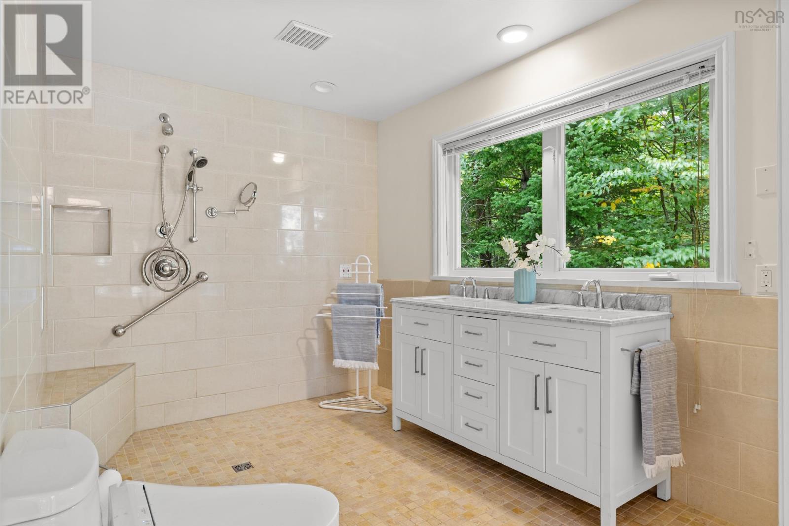 64 Davis Avenue Property Photo 25