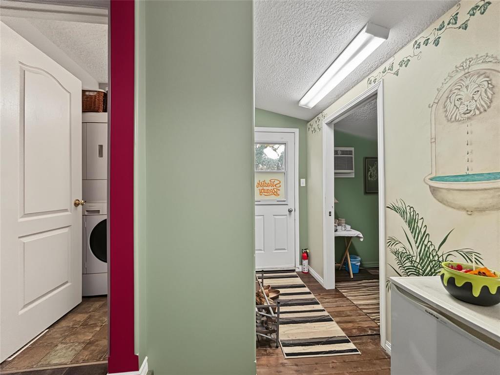 111 Queen Street W Property Photo 11
