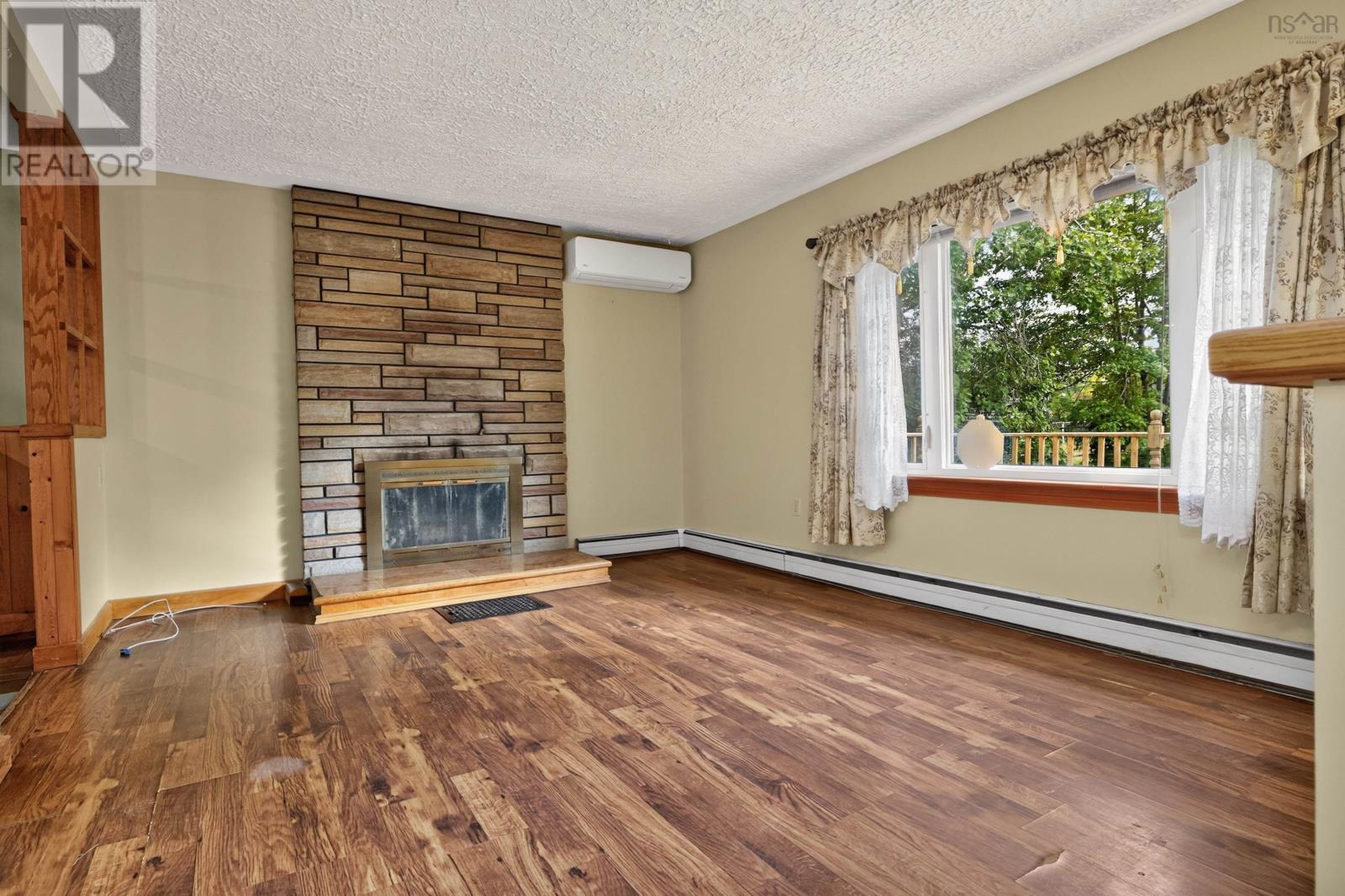 2587 Sackville Drive Property Photo 2