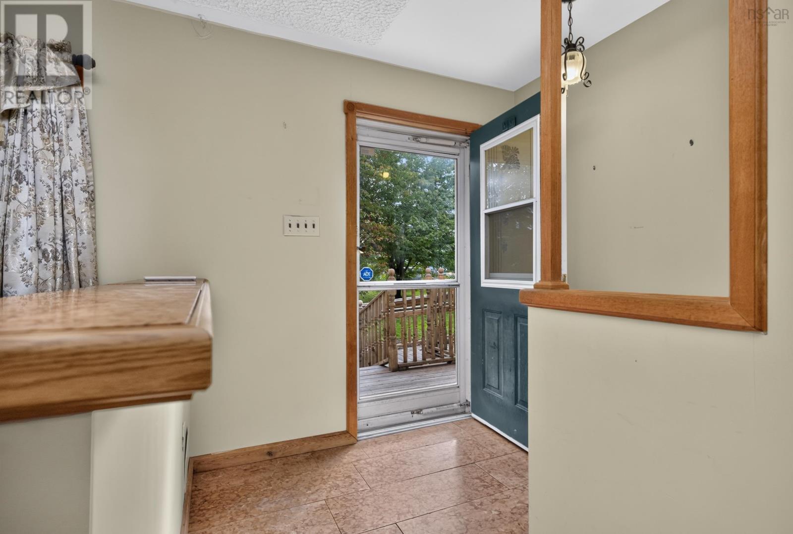 2587 Sackville Drive Property Photo 3