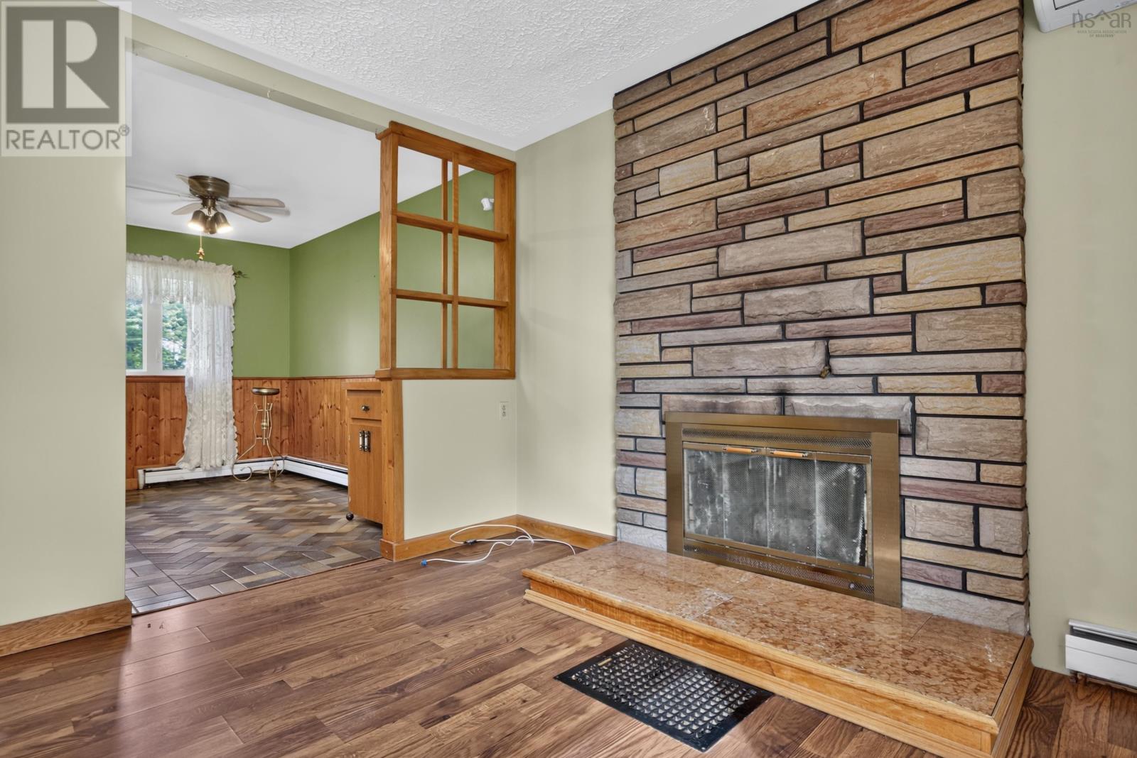 2587 Sackville Drive Property Photo 4