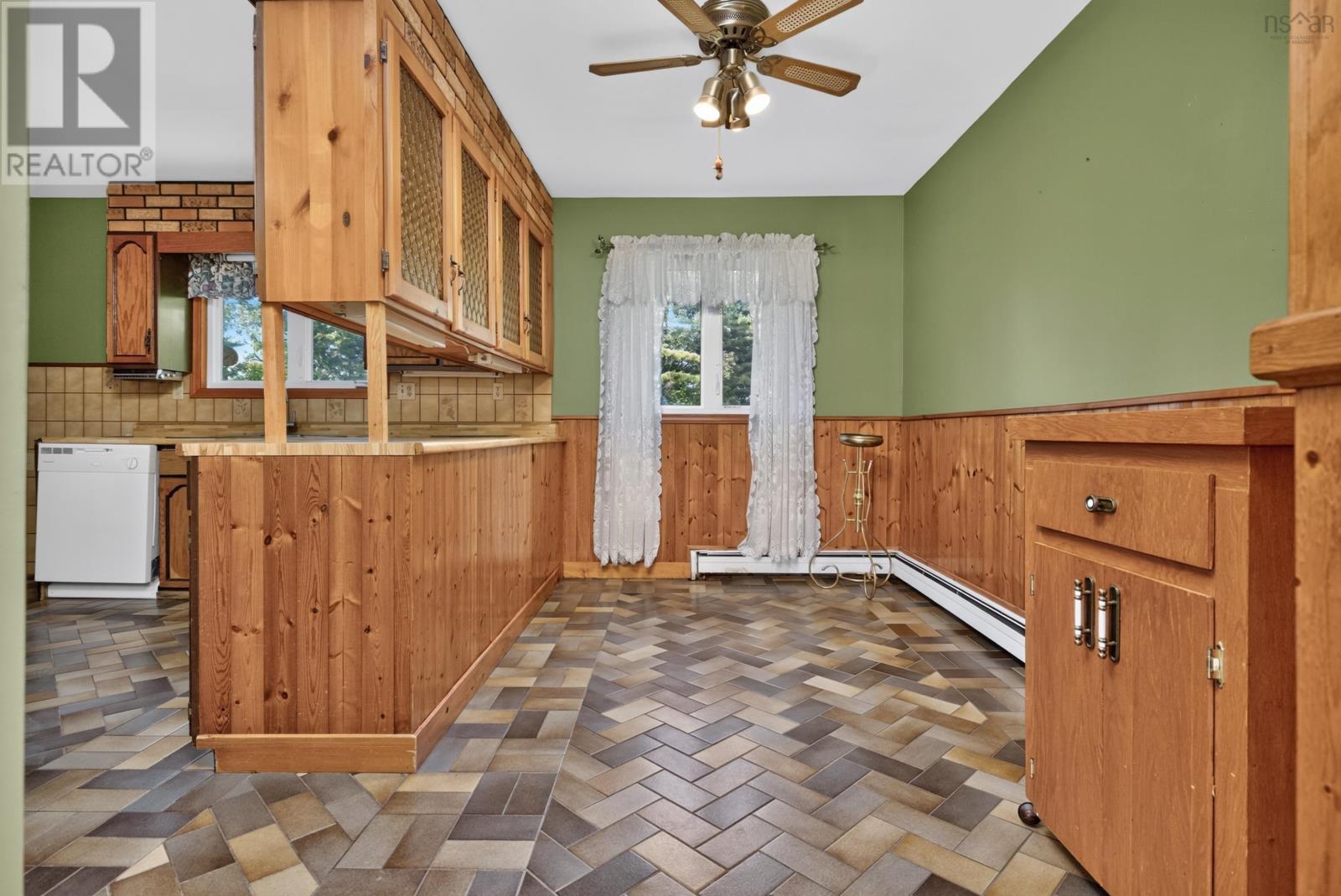 2587 Sackville Drive Property Photo 5
