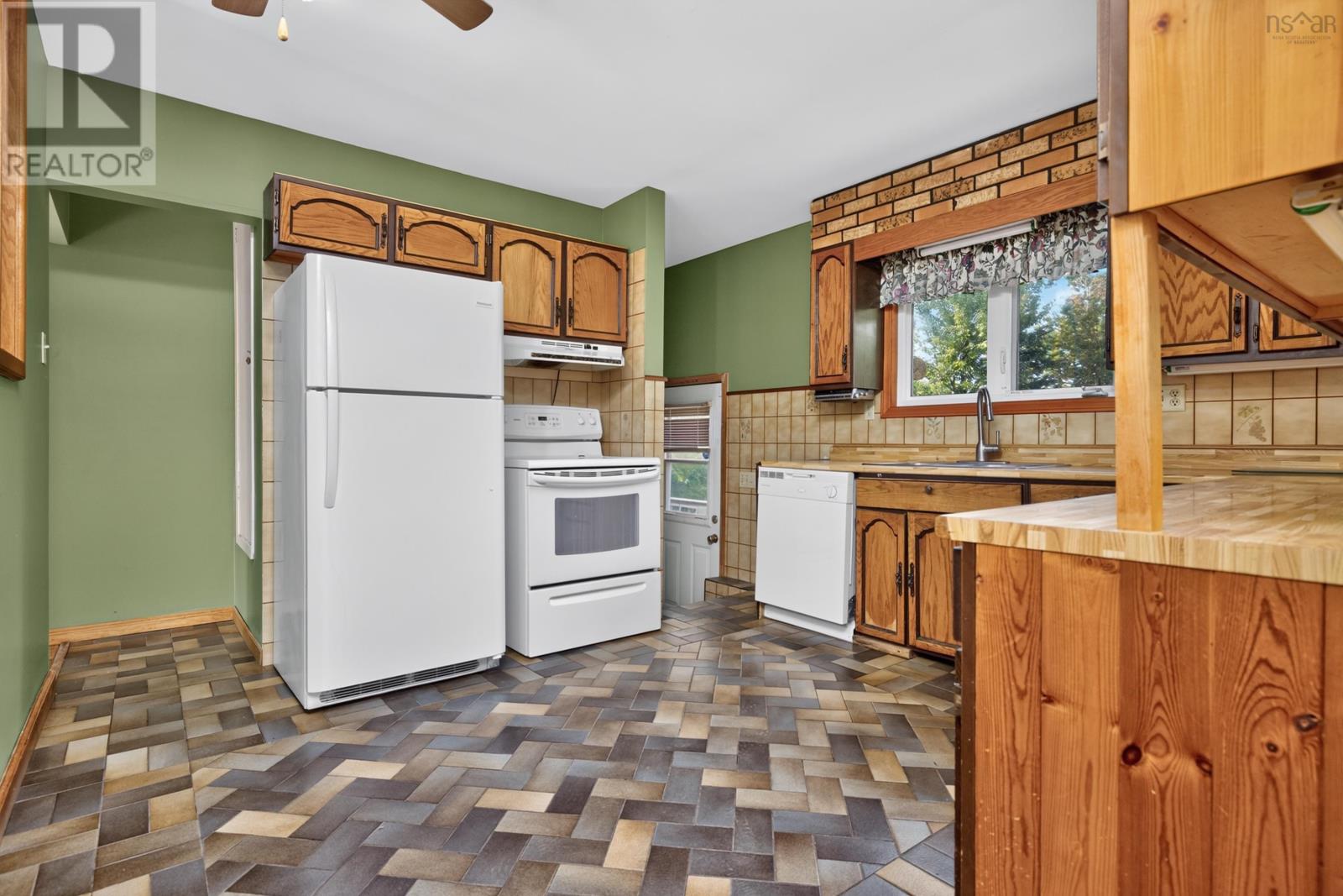 2587 Sackville Drive Property Photo 6