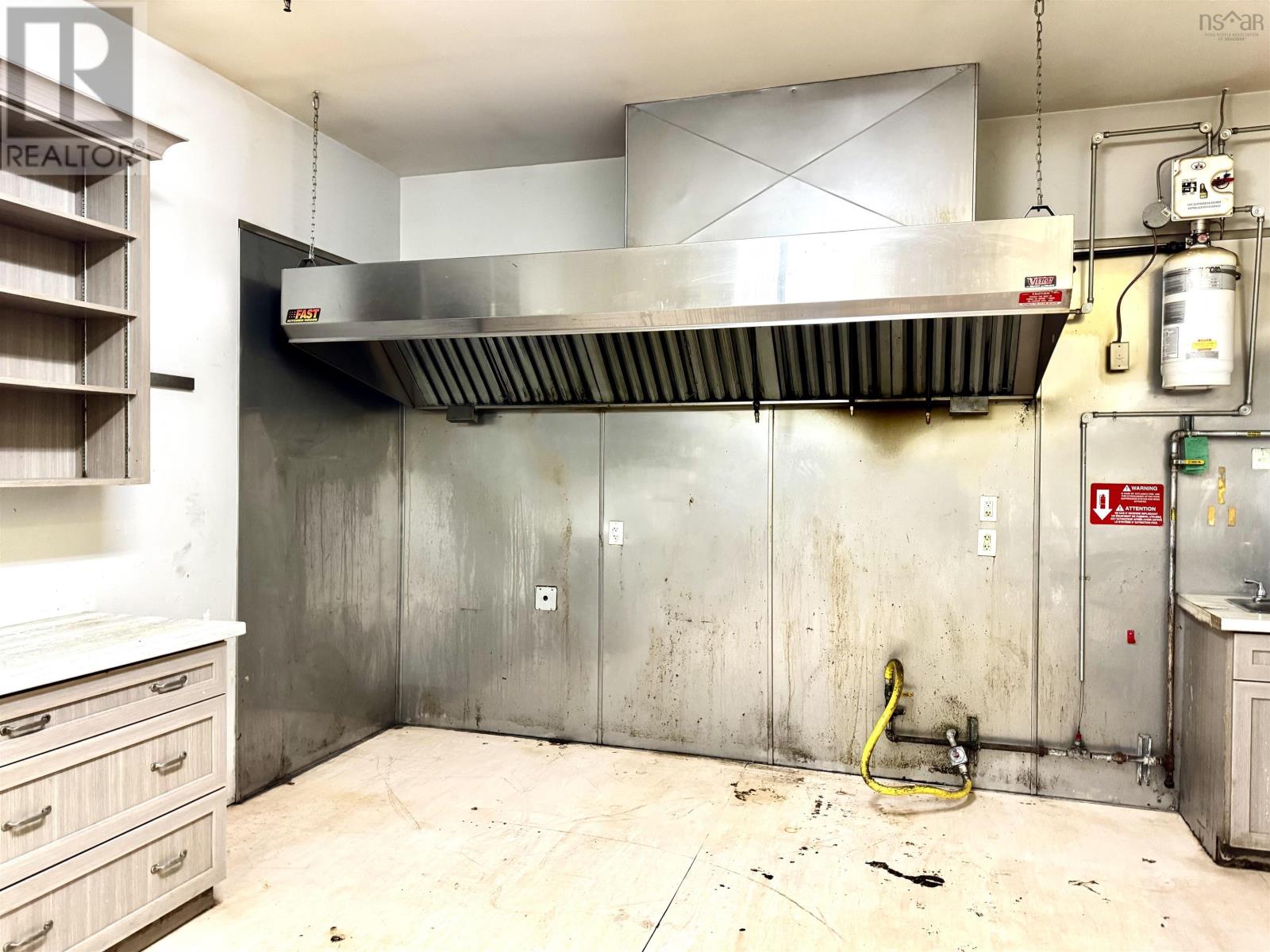195 Commercial Street Property Photo 23