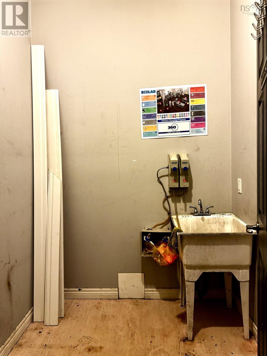 195 Commercial Street Property Photo 25