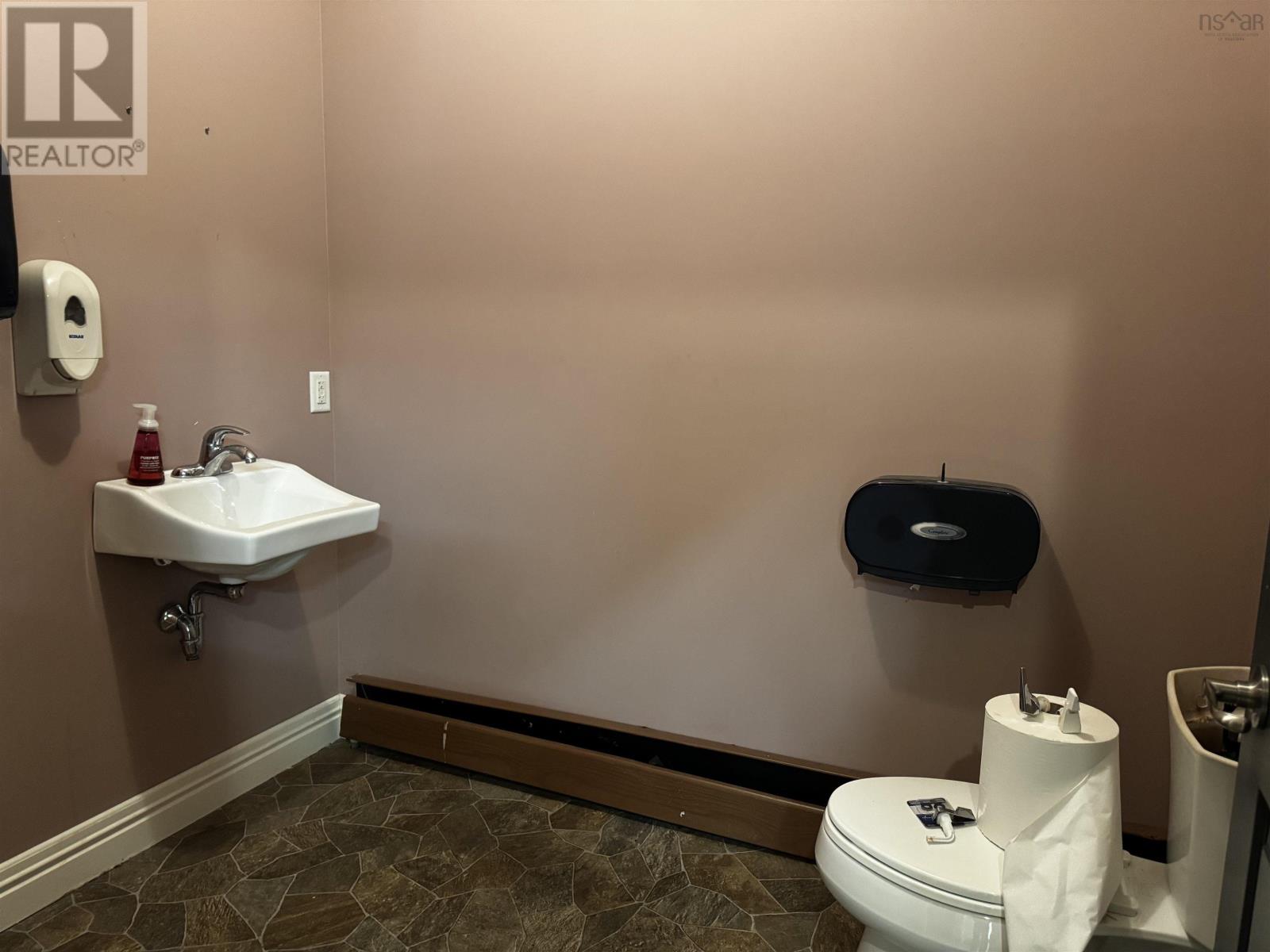 195 Commercial Street Property Photo 34