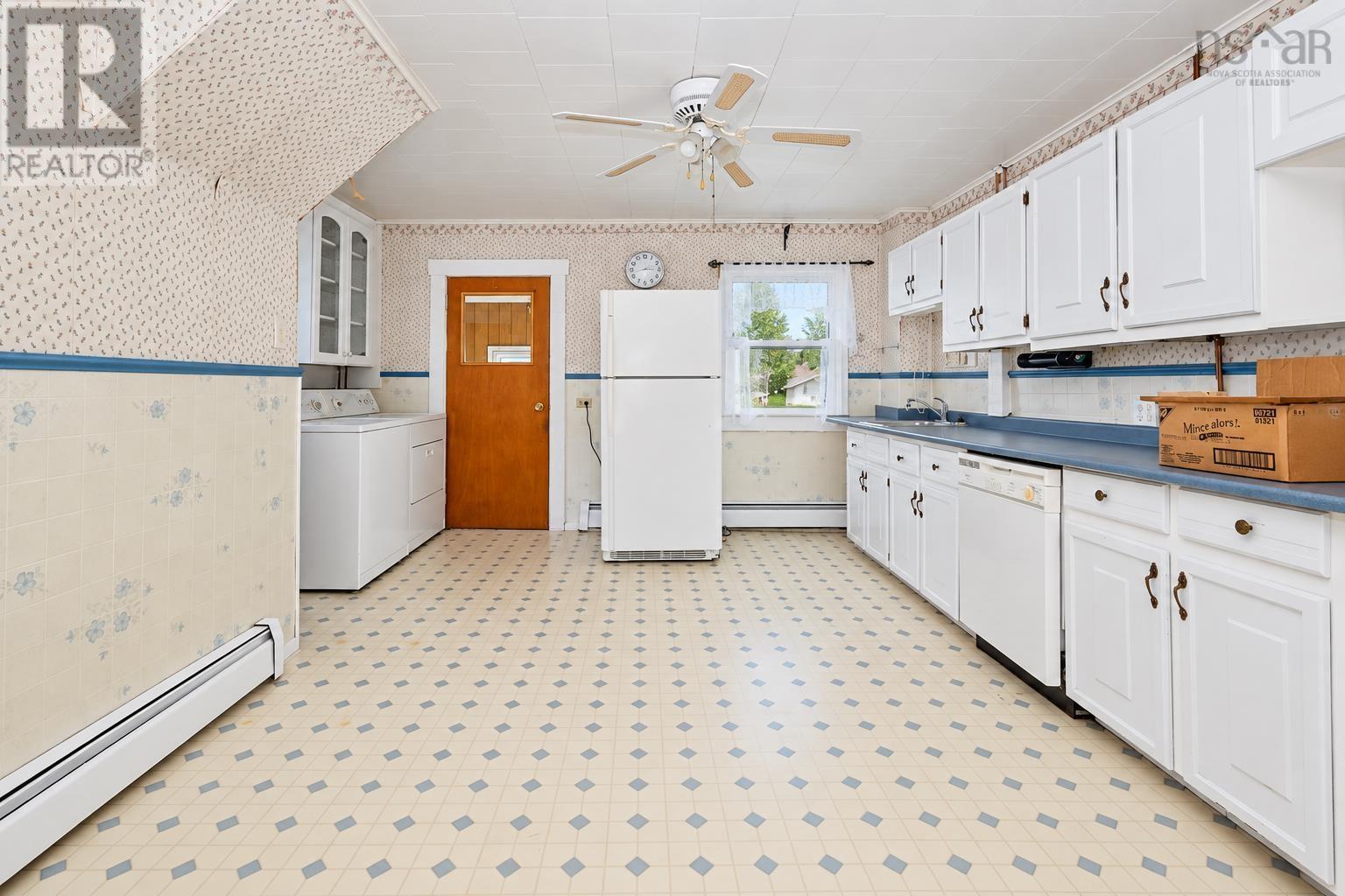 21 Railroad Street Property Photo 6